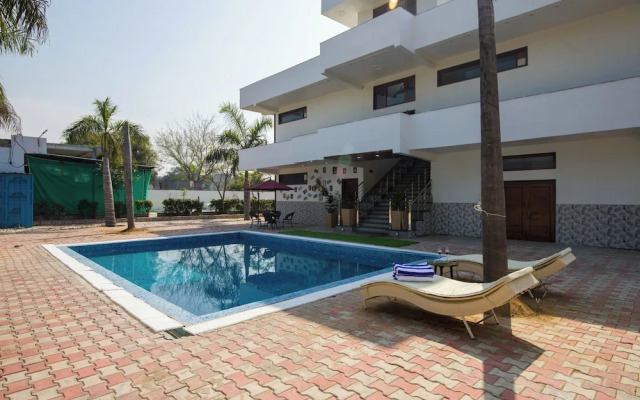 ELIVAAS Ivory Estate Pet-friendly Farm