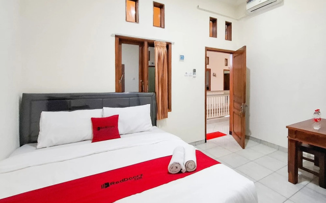 RedDoorz Syariah at Jalan Panglima Sudirman Probolinggo – Guest Rooms – Probolinggo