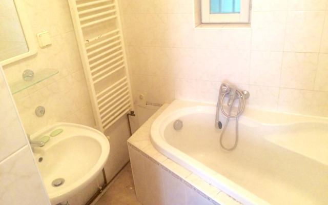 Historic centre-spacious apartment