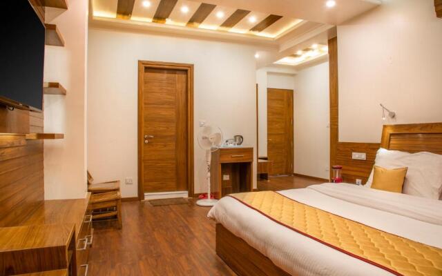 The White Haven Homestay I Rooms & Kitchen