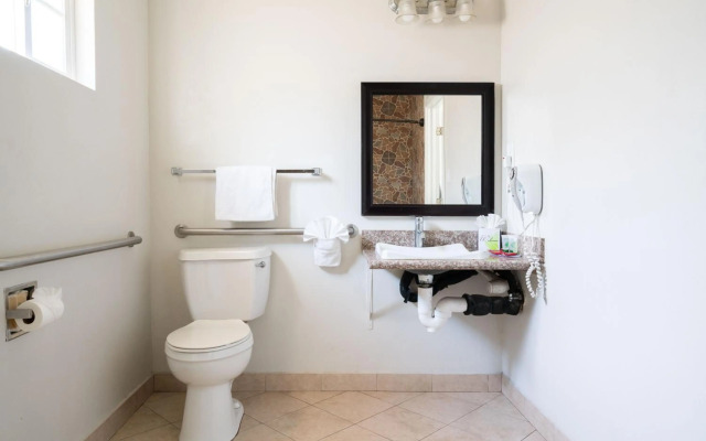 Solaire Inn & Suites