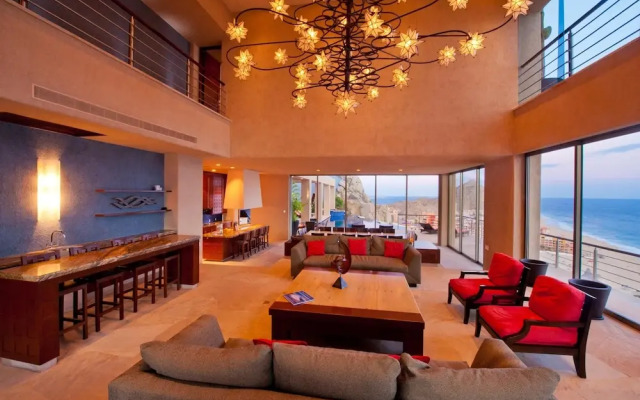 Luxurious Hillside Oceanfront 8 bedroom Villa Bellissima