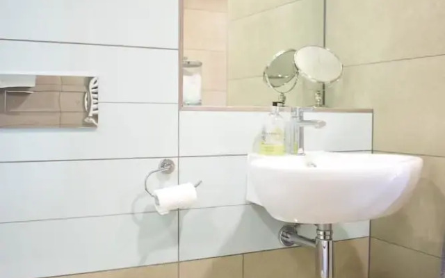 Spacious 2 Bedroom Penthouse in Islington