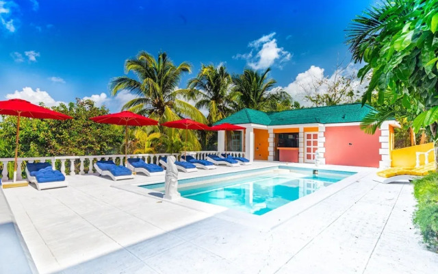 Panoramic Cottage at Love Beach - Pool