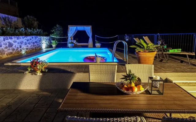 Premium Holiday Home in Kučine-Mravinci with Swimming Pool