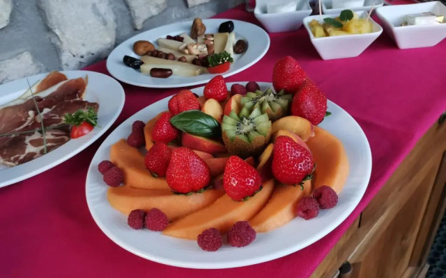 Chalet la Cachette Cyclists Skiers