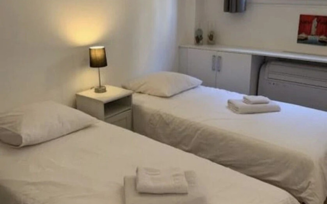 Une chambre dérrière le Carlton