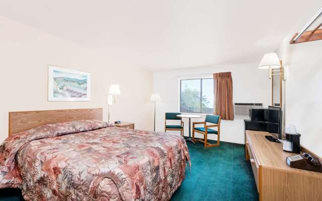 Super 8 by Wyndham Belle Fourche SD