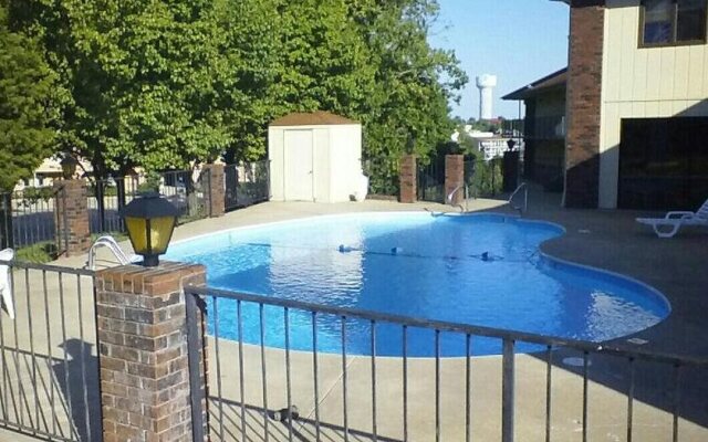 Branson Royal Inn & Suites