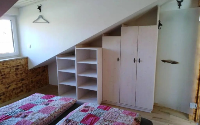 Komplette Dachwohnung mit Balkon und Bergblick