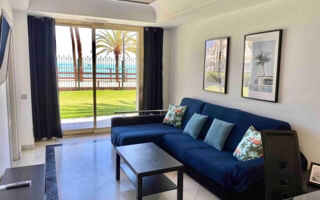 Frontline sea in the center of Puerto Banus.2bedrooms -Garden