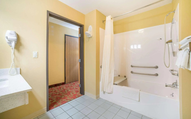 Quality Inn O'Fallon IL - St. Louis