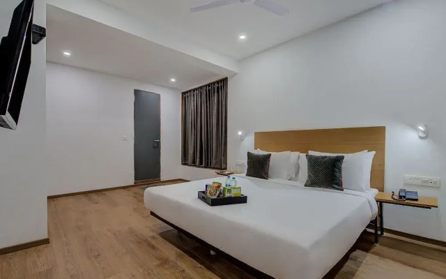 OYO Townhouse 71 Khar West Station