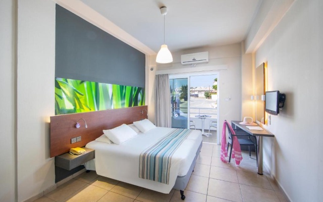Double room with pool view (full double bed)