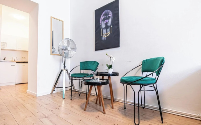 8 Studios with Terrace in Margareten
