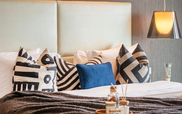 2BR Apt at Paramount with Stunning Views