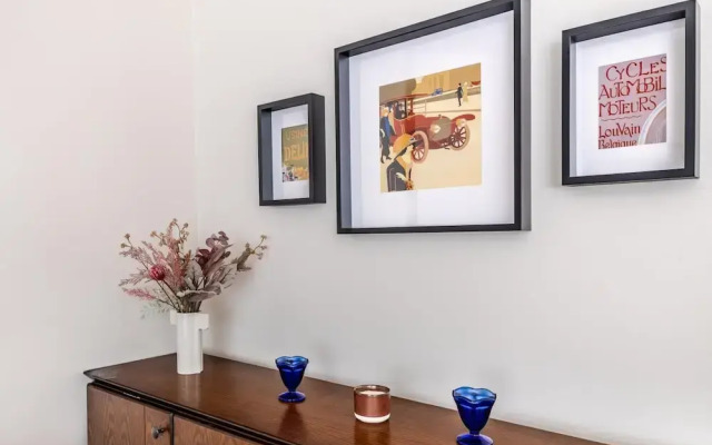 Spacious Flat w Balcony 3 min to Bagdat Ave