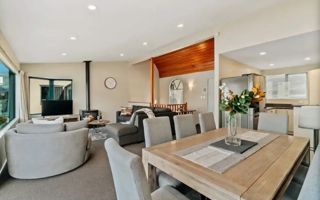 Lakefront Living At Remarkables - West
