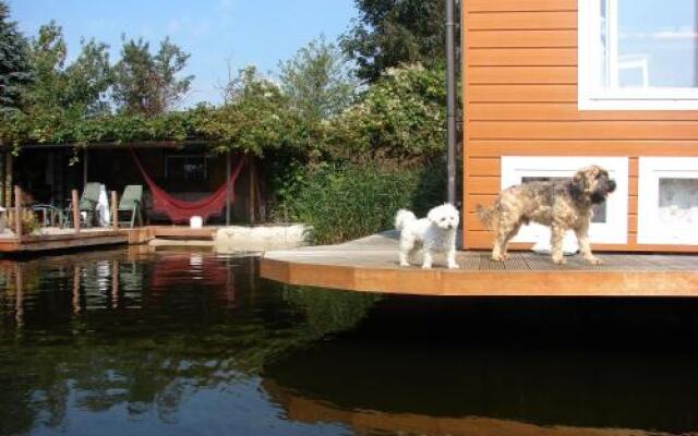 B&B Houseboat between Amsterdam Windmills