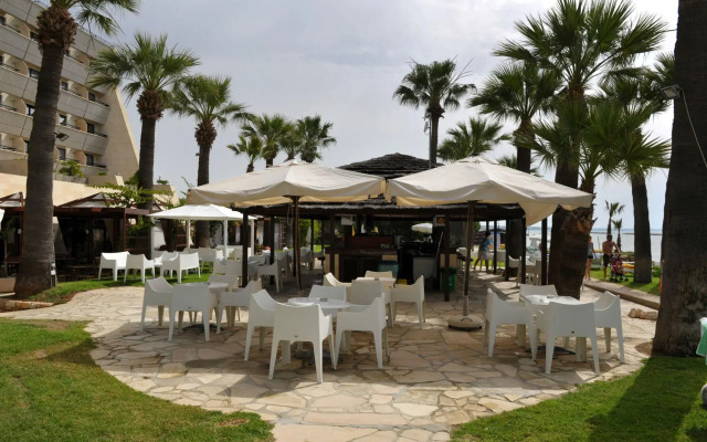 Palm Beach Hotel & Bungalows