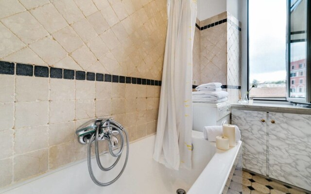 Sunny Flat in Elegant Building Close to Colosseum