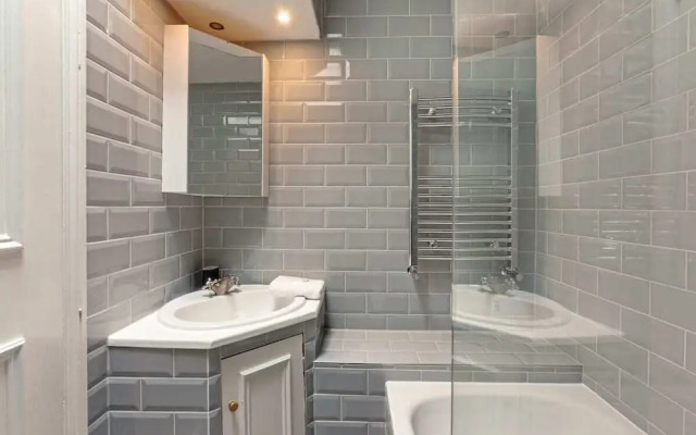 Comfy 6-sleeper Apt w/ Large Patio in W Kensington