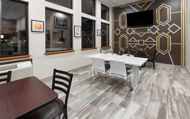 Super 8 by Wyndham Winona MN