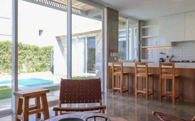 w Modern 4BR Villa With Private Pool in Paracas