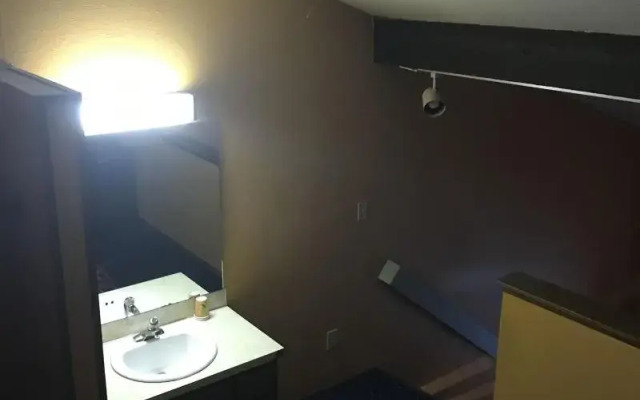 Smokey Point Motor Inn