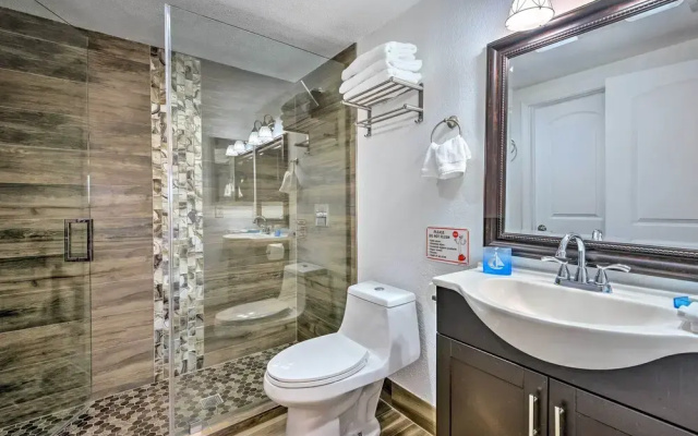 Englewood Escape w/ Screened-in Pool & Grill!