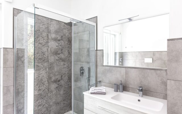 New & Stylish two Bedroom Apartment with Balconies