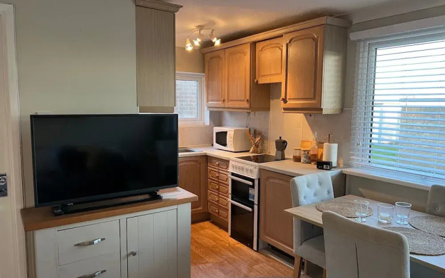 Beach Chalet - 2 Bedrooms - 4 Guests - Parking