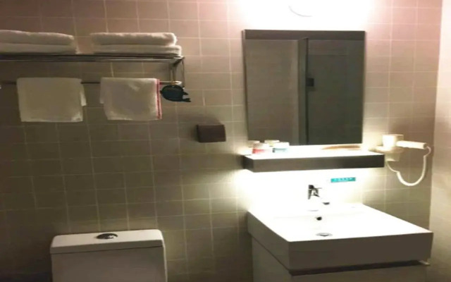 Jinjiang Inn QinZhou East Station City Government