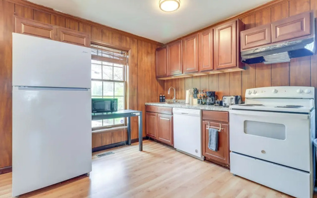 7 Mi to Downtown Toledo: Pet-friendly Apartment