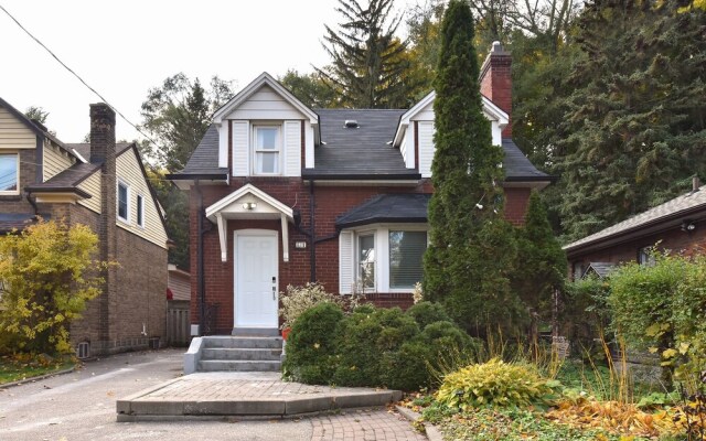 Lavish 4BR House with Ravine Backyard