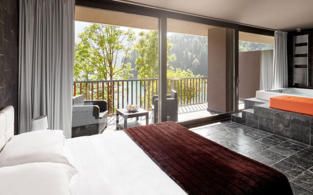 MAANJA Lake Front Suite and Restaurant