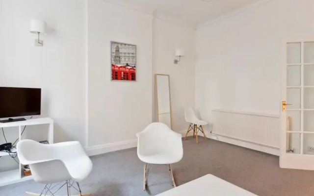 Oxford Circus Luminous Gem, Sleeps 4