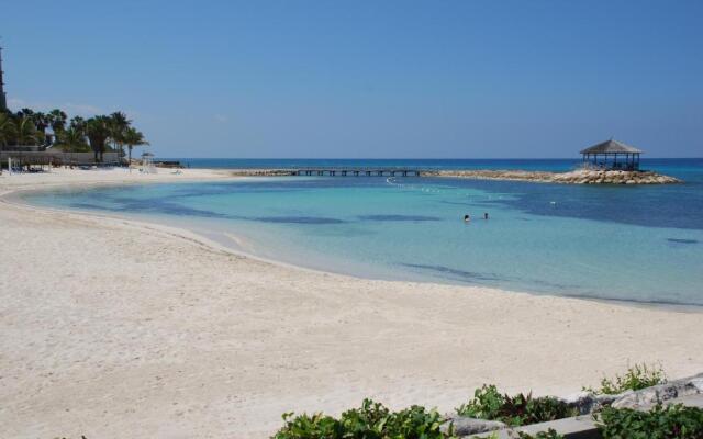 Luxury Villa sleeps 6, Beach Access, Montego Bay