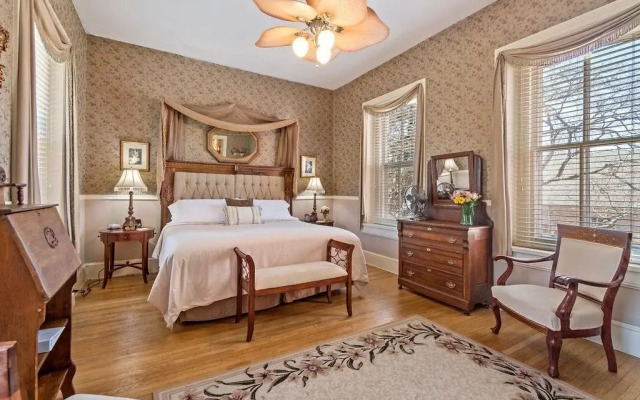 Lovelace Manor Bed & Breakfast