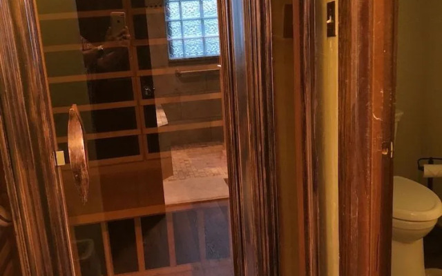 Twelve Oaks Hill Country Inn