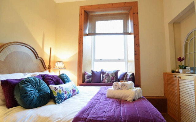JOIVY Gorgeous Two Bedroom Apartment With Castle Views