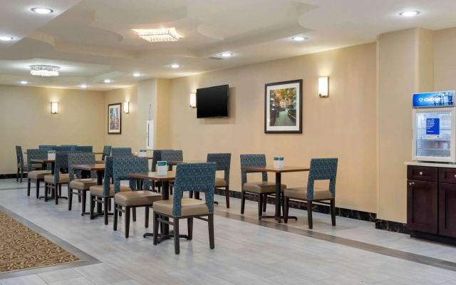 Comfort Inn & Suites near JFK Air Train