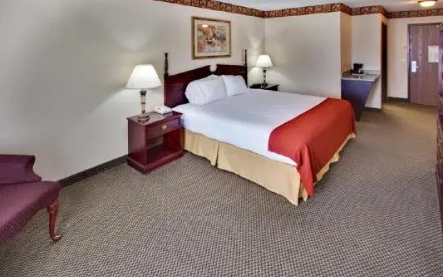 Holiday Inn Express Watertown