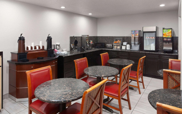 Super 8 by Wyndham Romeoville Bolingbrook