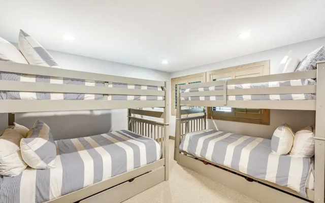 Cozy Sun Valley Townhome w/ Mountain Views!