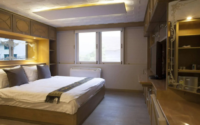 Golden Mountain Hostel