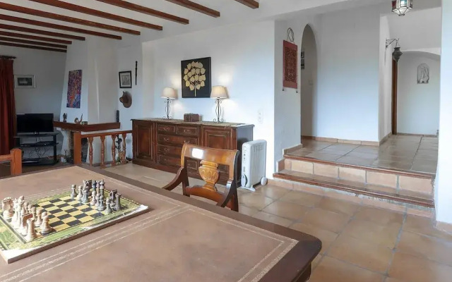 Casabra in Ador With 5 Bedrooms and 3 Bathrooms