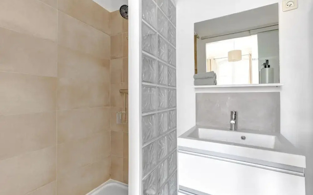 Elegant 1BR Steps to Marais & Louvre
