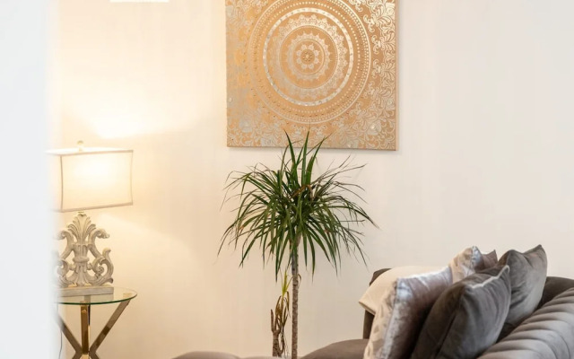 Host Stay Eccles Hideaway