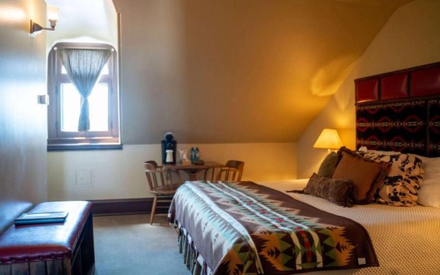 Sheridan Inn, B/W Signature Collection